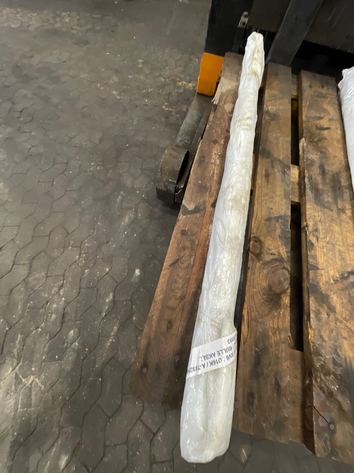 VOLVO D16K ROLLER AXLE 21534993 - Двигатель и запчасти для Грузовиков: фото 1 VOLVO D16K ROLLER AXLE 21534993 - Двигатель и запчасти для Грузовиков: фото 1