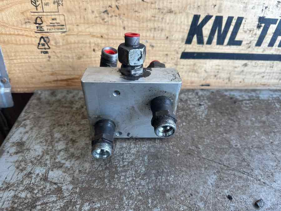 VOLVO HYDRAULIC VALVE 2145813 - Гидравлика для Грузовиков: фото 1 VOLVO HYDRAULIC VALVE 2145813 - Гидравлика для Грузовиков: фото 1