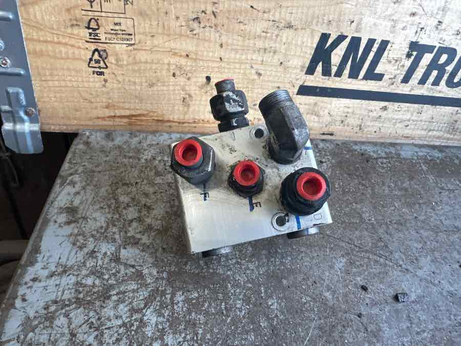VOLVO HYDRAULIC VALVE 2145813 - Гидравлика для Грузовиков: фото 2 VOLVO HYDRAULIC VALVE 2145813 - Гидравлика для Грузовиков: фото 2