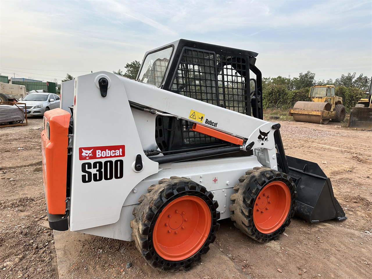 BOBCAT S300 - Мини-погрузчик с бортовым поворотом: фото 4 BOBCAT S300 - Мини-погрузчик с бортовым поворотом: фото 4