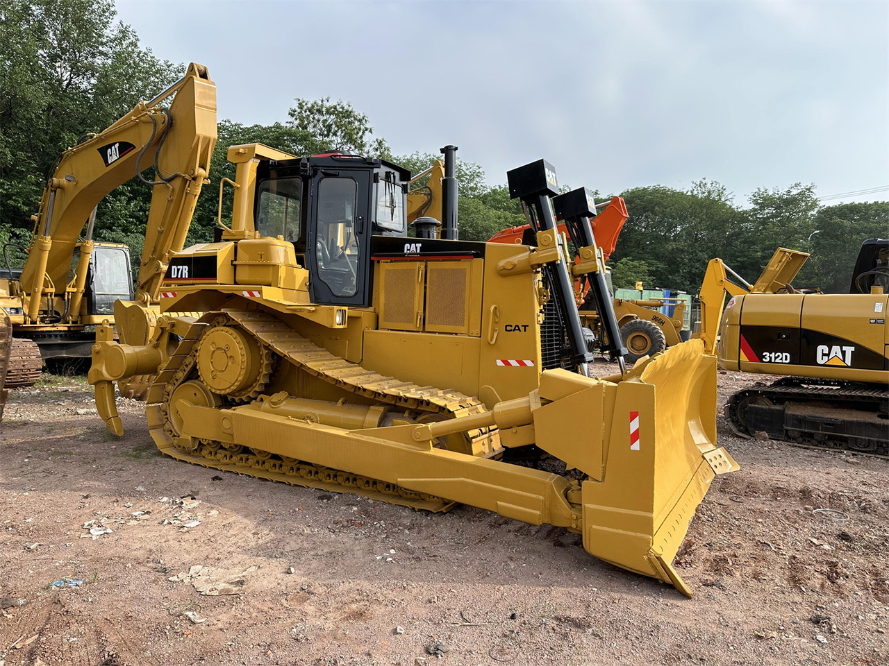 CATERPILLAR D7R - Бульдозер: фото 1 CATERPILLAR D7R - Бульдозер: фото 1