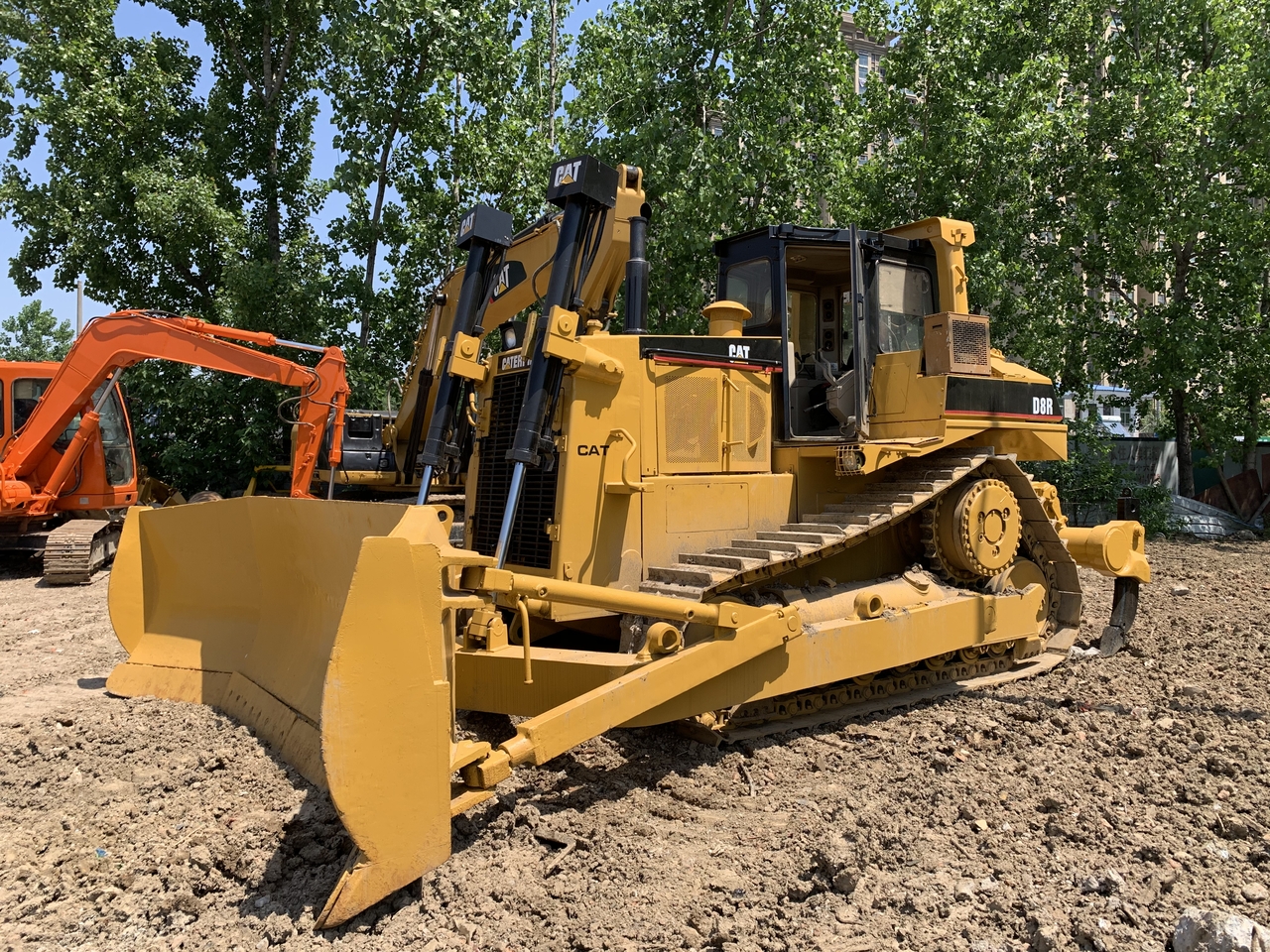 CATERPILLAR D8R - Бульдозер: фото 1 CATERPILLAR D8R - Бульдозер: фото 1
