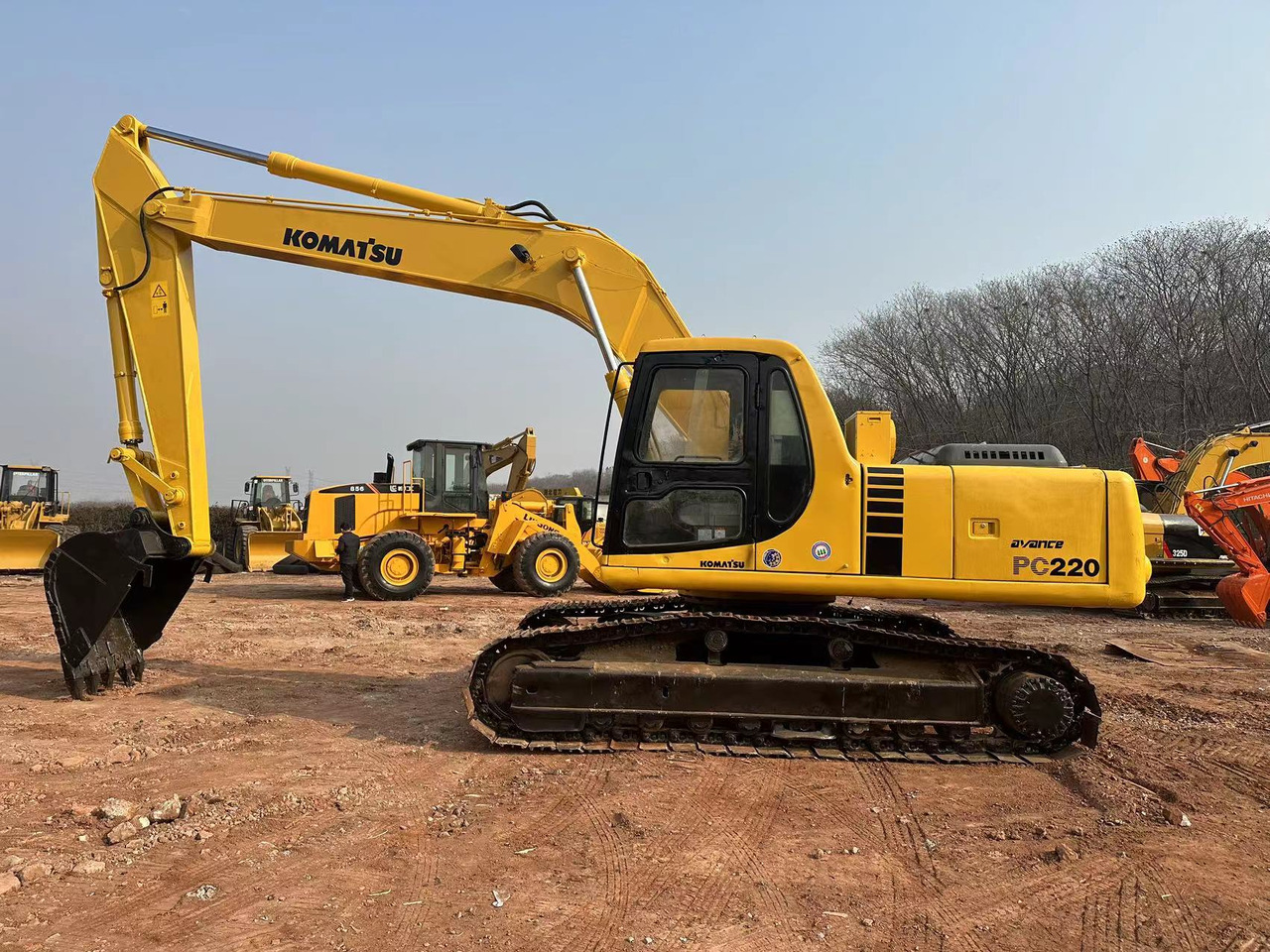 KOMATSU PC220-6 - Гусеничный экскаватор: фото 1 KOMATSU PC220-6 - Гусеничный экскаватор: фото 1