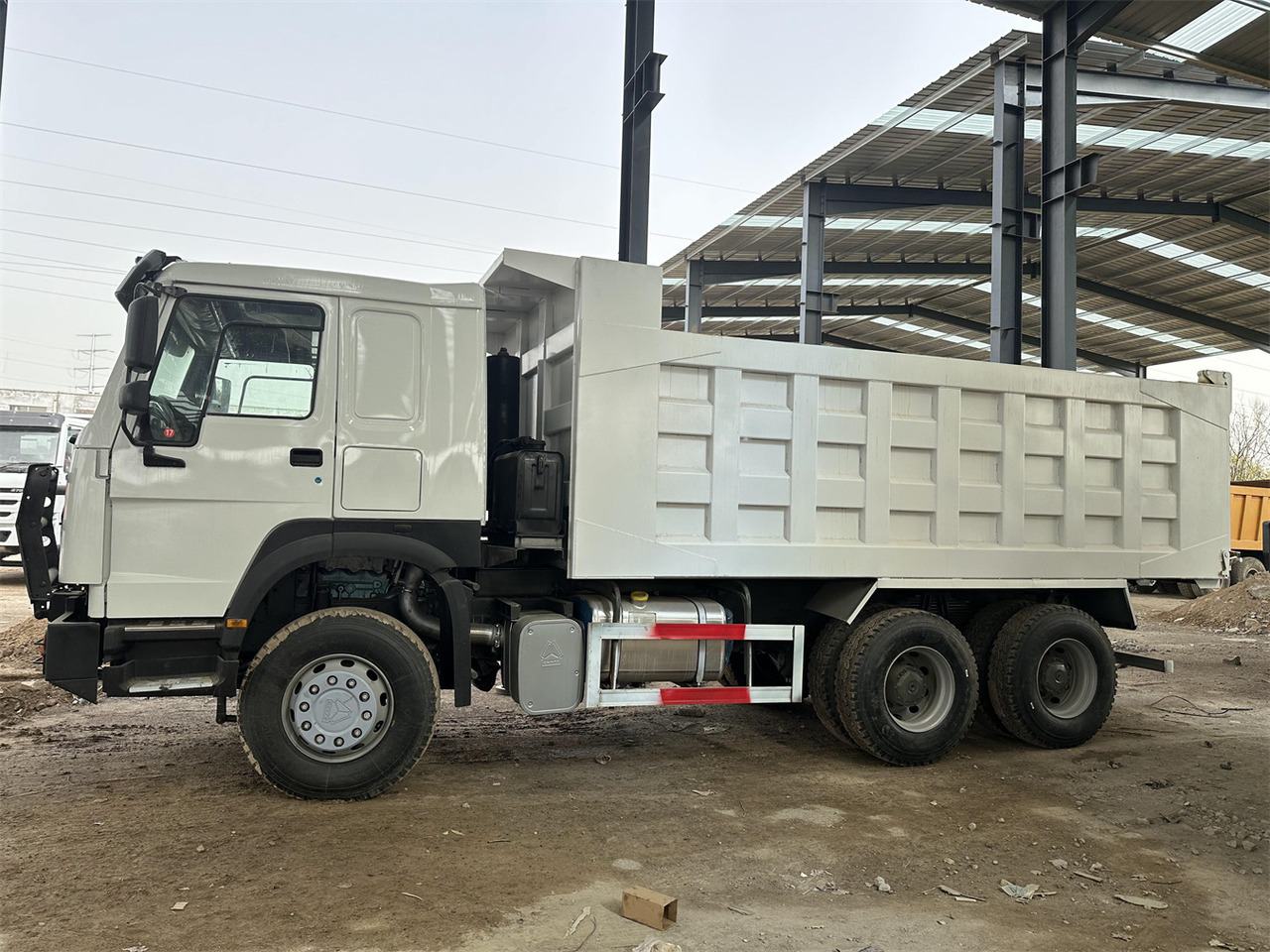 SINOTRUK HOWO Dump truck 371 6x4 - Самосвал: фото 3 SINOTRUK HOWO Dump truck 371 6x4 - Самосвал: фото 3