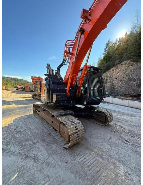 Hitachi ZX225USLC-6 - Гусеничный экскаватор: фото 5 Hitachi ZX225USLC-6 - Гусеничный экскаватор: фото 5