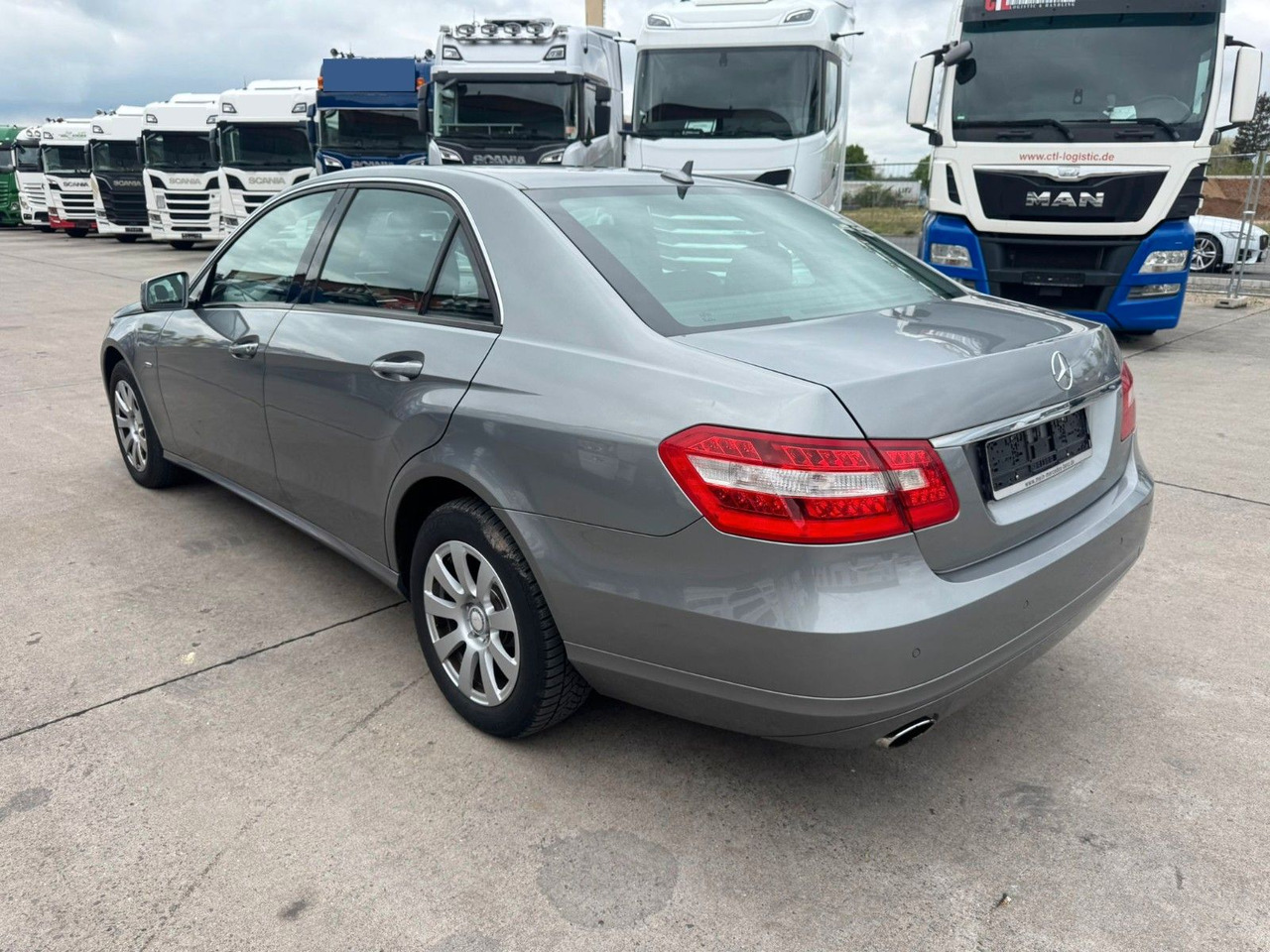 Mercedes-Benz E 200 CGI * PDC VORNE UND HINTEN * 2. HAND * - Седан: фото 5 Mercedes-Benz E 200 CGI * PDC VORNE UND HINTEN * 2. HAND * - Седан: фото 5