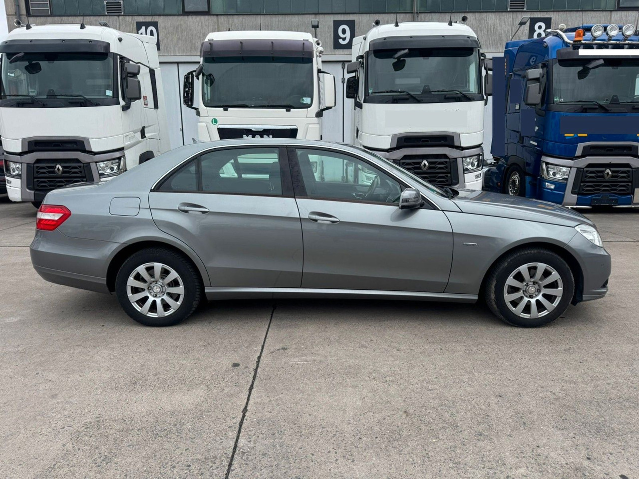 Mercedes-Benz E 200 CGI * PDC VORNE UND HINTEN * 2. HAND * - Седан: фото 4 Mercedes-Benz E 200 CGI * PDC VORNE UND HINTEN * 2. HAND * - Седан: фото 4