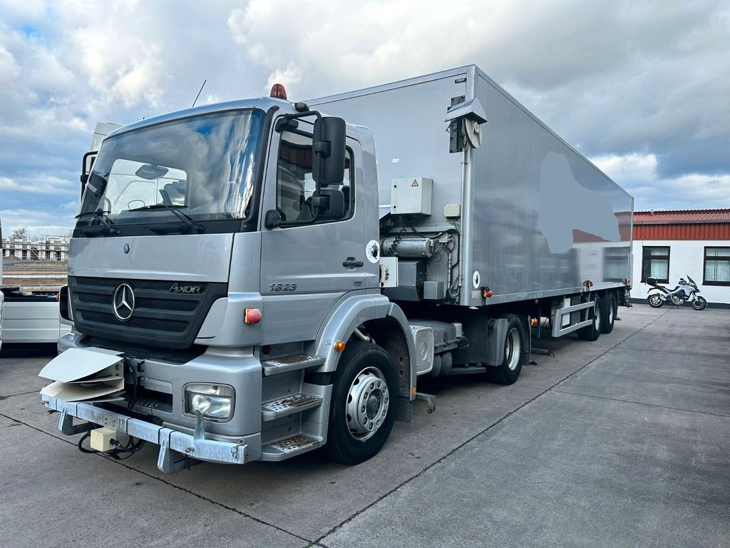 Mercedes-Benz AXOR 1823 * KLIMA * 82.00 KM*MIT HEIWO AUFLIEGER - Тягач: фото 1 Mercedes-Benz AXOR 1823 * KLIMA * 82.00 KM*MIT HEIWO AUFLIEGER - Тягач: фото 1
