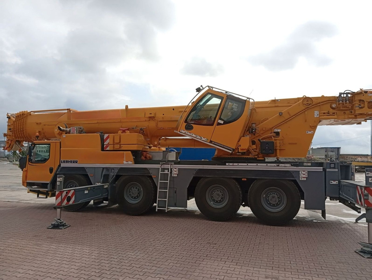 Liebherr LTM 1120-4.1 - Башенный кран: фото 1 Liebherr LTM 1120-4.1 - Башенный кран: фото 1