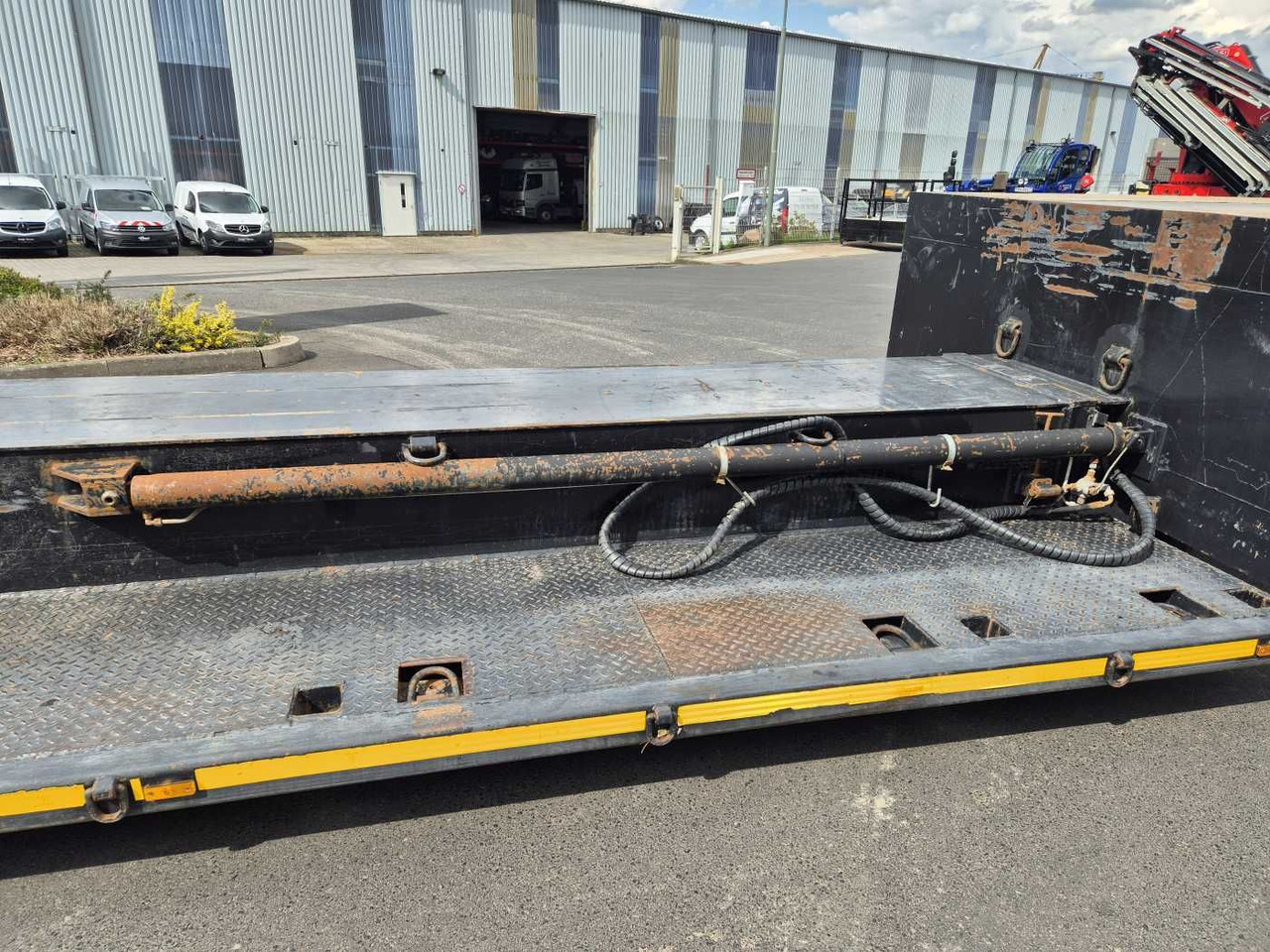 Низкорамный полуприцеп LinTrailers S2A 14 LSDN Teleskopierbar BPW-Achsen 57.000km: фото 11 Низкорамный полуприцеп LinTrailers S2A 14 LSDN Teleskopierbar BPW-Achsen 57.000km: фото 11