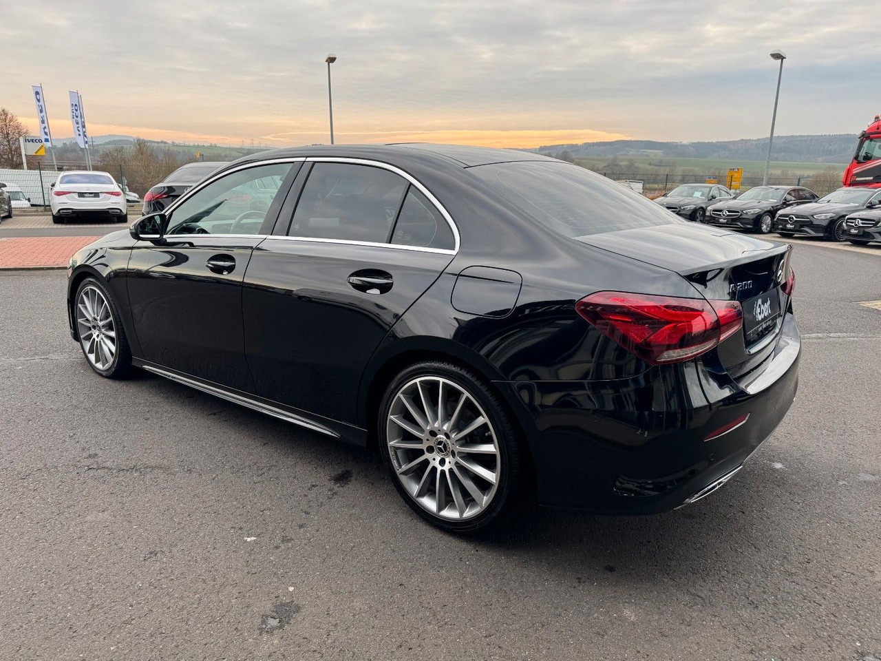 Mercedes-Benz A 200 AMG 19"+Ambiente+R-Kamera+Pano+LED+MBUX - Седан: фото 3 Mercedes-Benz A 200 AMG 19"+Ambiente+R-Kamera+Pano+LED+MBUX - Седан: фото 3