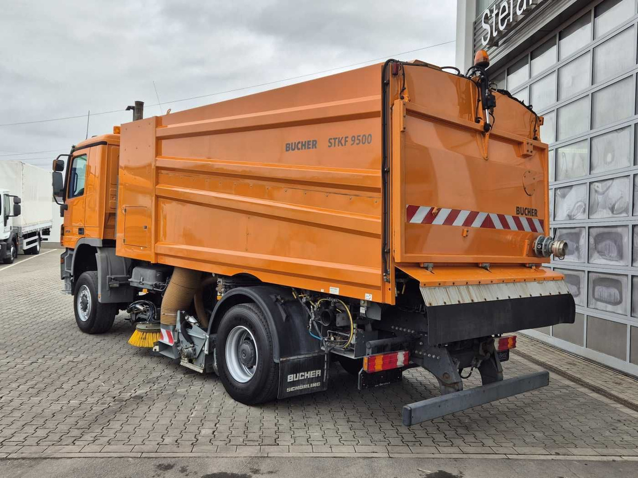 Подметально-уборочная машина Mercedes-Benz Actros 2032 A 4x4 Bucher STKF 9500 Airport 30x: фото 15