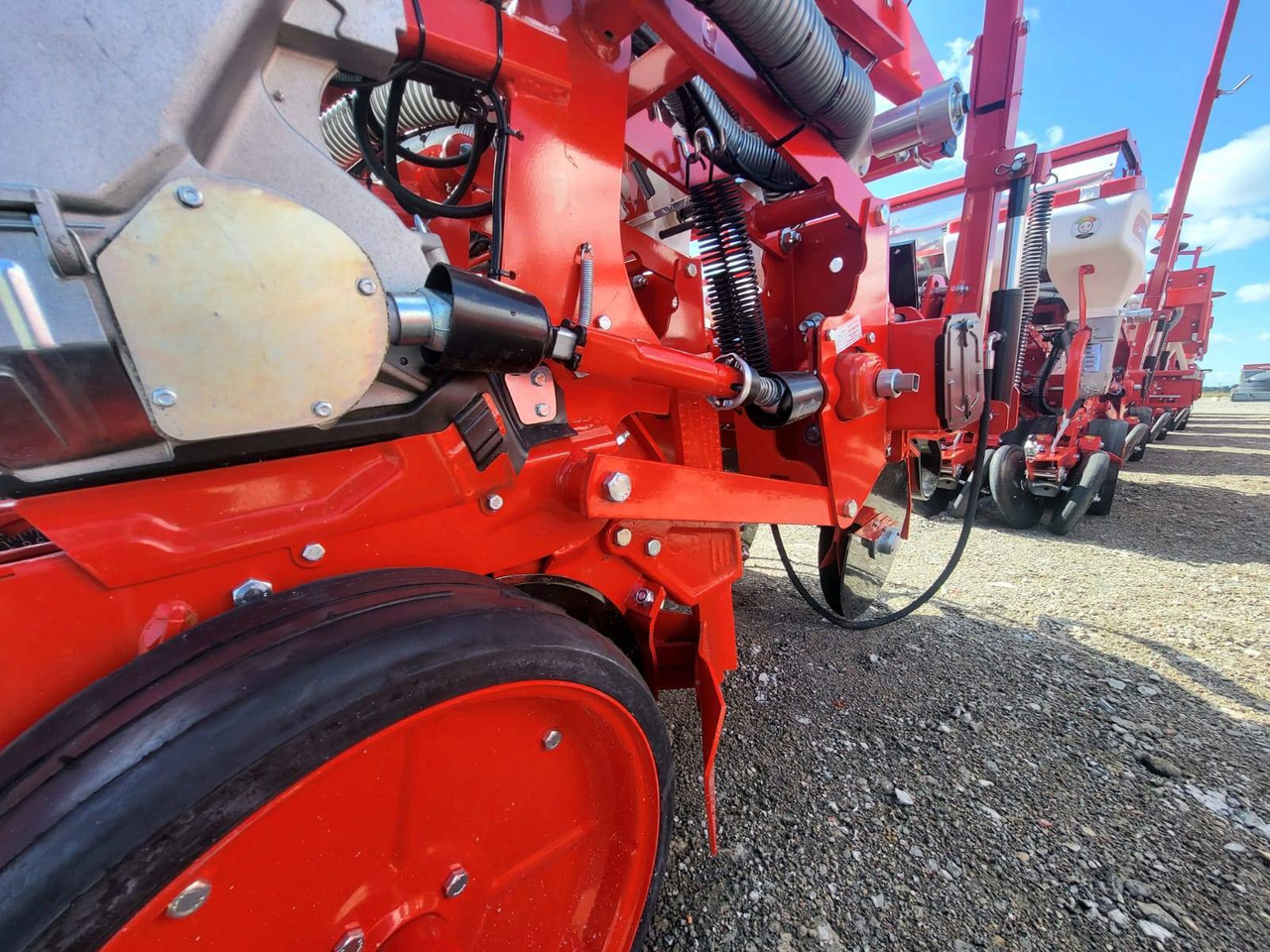 Six-row pneumatic precision seeder with depth fertilization Ozdoken VPKT-DG6 - Сеялка точного высева: фото 3 Six-row pneumatic precision seeder with depth fertilization Ozdoken VPKT-DG6 - Сеялка точного высева: фото 3