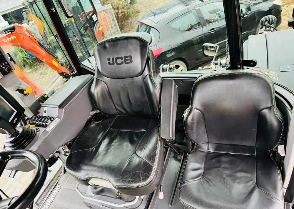 Трактор JCB FASTRAC 4220: фото 15 Трактор JCB FASTRAC 4220: фото 15