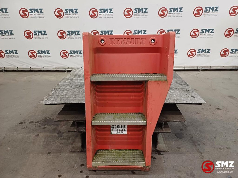 Renault Occ opstapbak rechts Renault - Кабина и интерьер для Грузовиков: фото 1 Renault Occ opstapbak rechts Renault - Кабина и интерьер для Грузовиков: фото 1