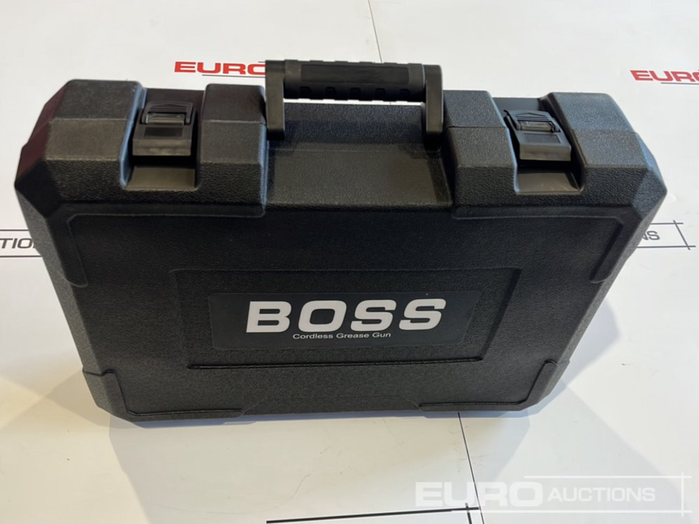 Строительное оборудование Boss 21 Volt Lithium Battery Cordless Grease Gun, 2 Batteries, Charger, Case, Shoulder Strap, Extension Pieces and Fittings: фото 13