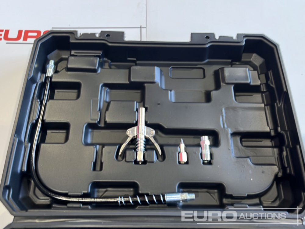 Boss 21 Volt Lithium Battery Cordless Grease Gun, 2 Batteries, Charger, Case, Shoulder Strap, Extension Pieces and Fittings - Строительное оборудование: фото 3 Boss 21 Volt Lithium Battery Cordless Grease Gun, 2 Batteries, Charger, Case, Shoulder Strap, Extension Pieces and Fittings - Строительное оборудование: фото 3