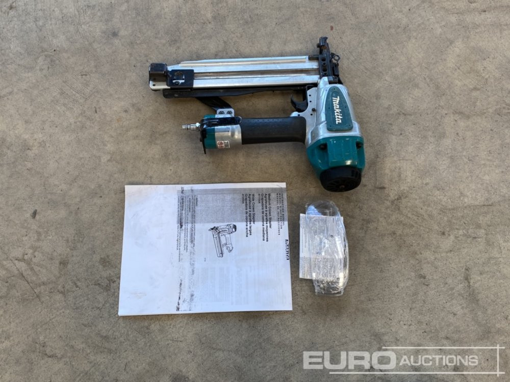Makita AT1150A Pneumatic Nailer (Body Only) - Строительное оборудование: фото 2 Makita AT1150A Pneumatic Nailer (Body Only) - Строительное оборудование: фото 2