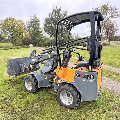 Giant D254SW - Мини-погрузчик с бортовым поворотом: фото 3 Giant D254SW - Мини-погрузчик с бортовым поворотом: фото 3