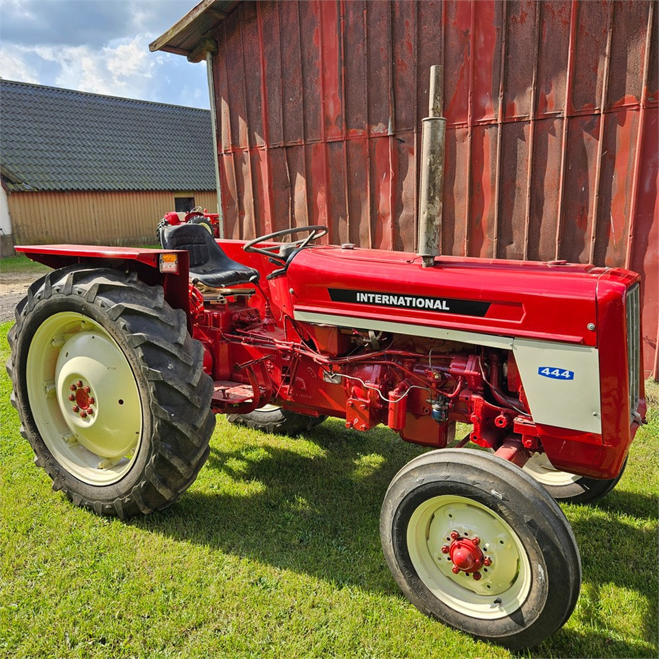 IH 444 - Трактор: фото 1 IH 444 - Трактор: фото 1