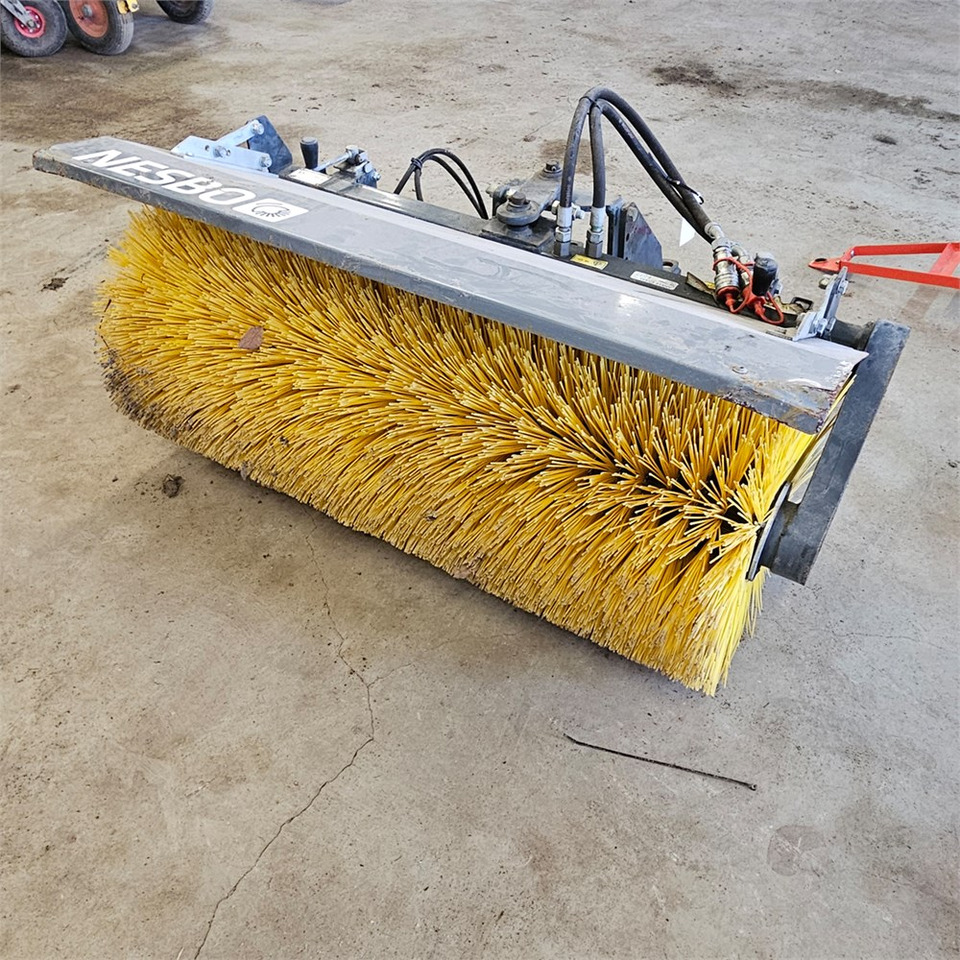 Nesbo HF 1200L5 - Щетка: фото 1 Nesbo HF 1200L5 - Щетка: фото 1