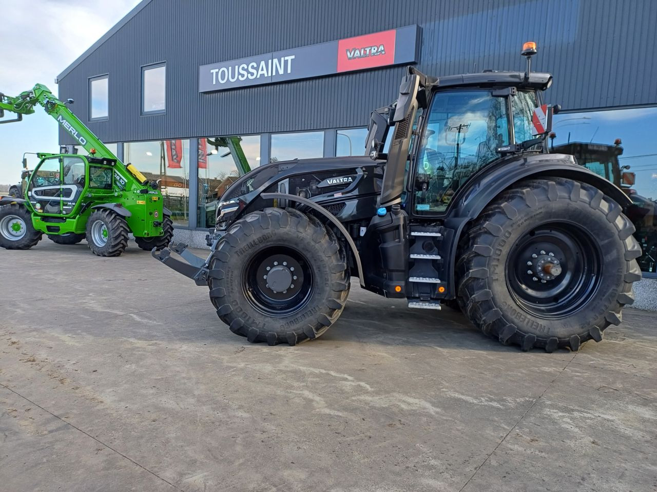 Valtra Q245 - Трактор: фото 1 Valtra Q245 - Трактор: фото 1