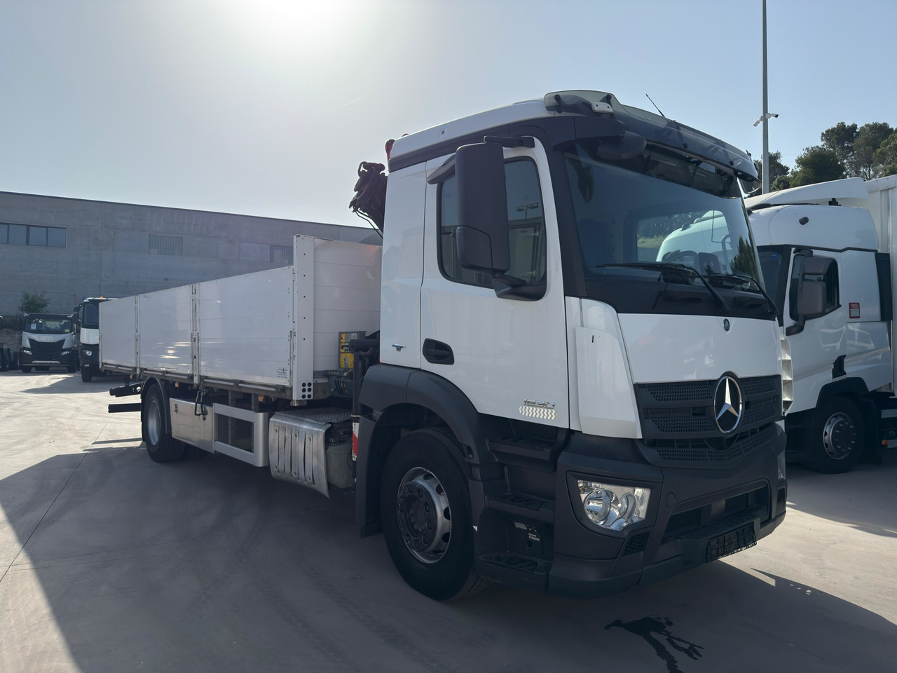 MERCEDES BENZ 18.30 Antos E6 (Platform and Grave) - Грузовик бортовой/ Платформа, Автоманипулятор: фото 2 MERCEDES BENZ 18.30 Antos E6 (Platform and Grave) - Грузовик бортовой/ Платформа, Автоманипулятор: фото 2