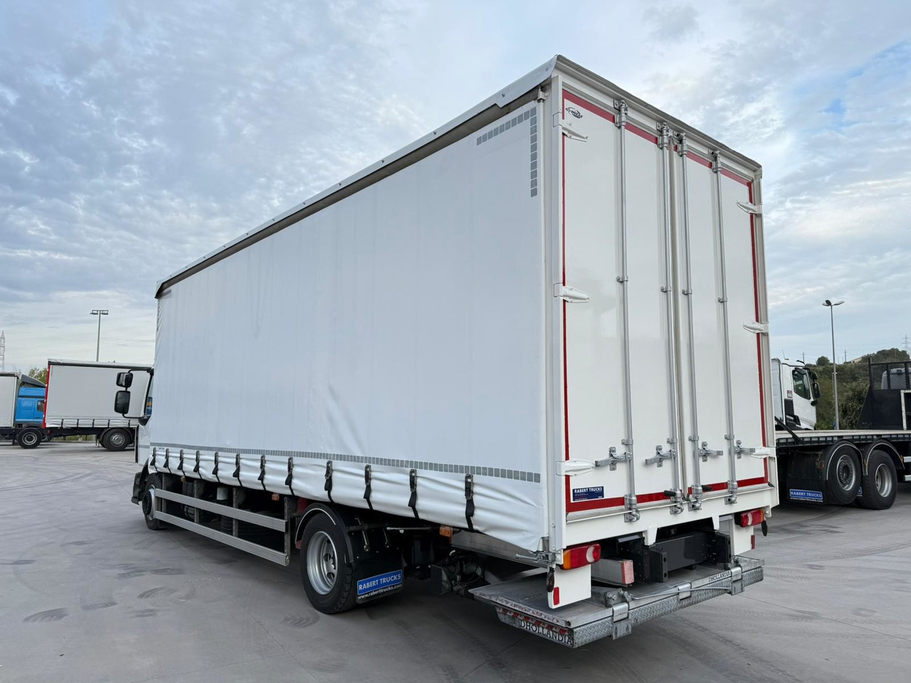 RENAULT D12.240 E6 (Tauliner) - Тентованный грузовик: фото 4 RENAULT D12.240 E6 (Tauliner) - Тентованный грузовик: фото 4