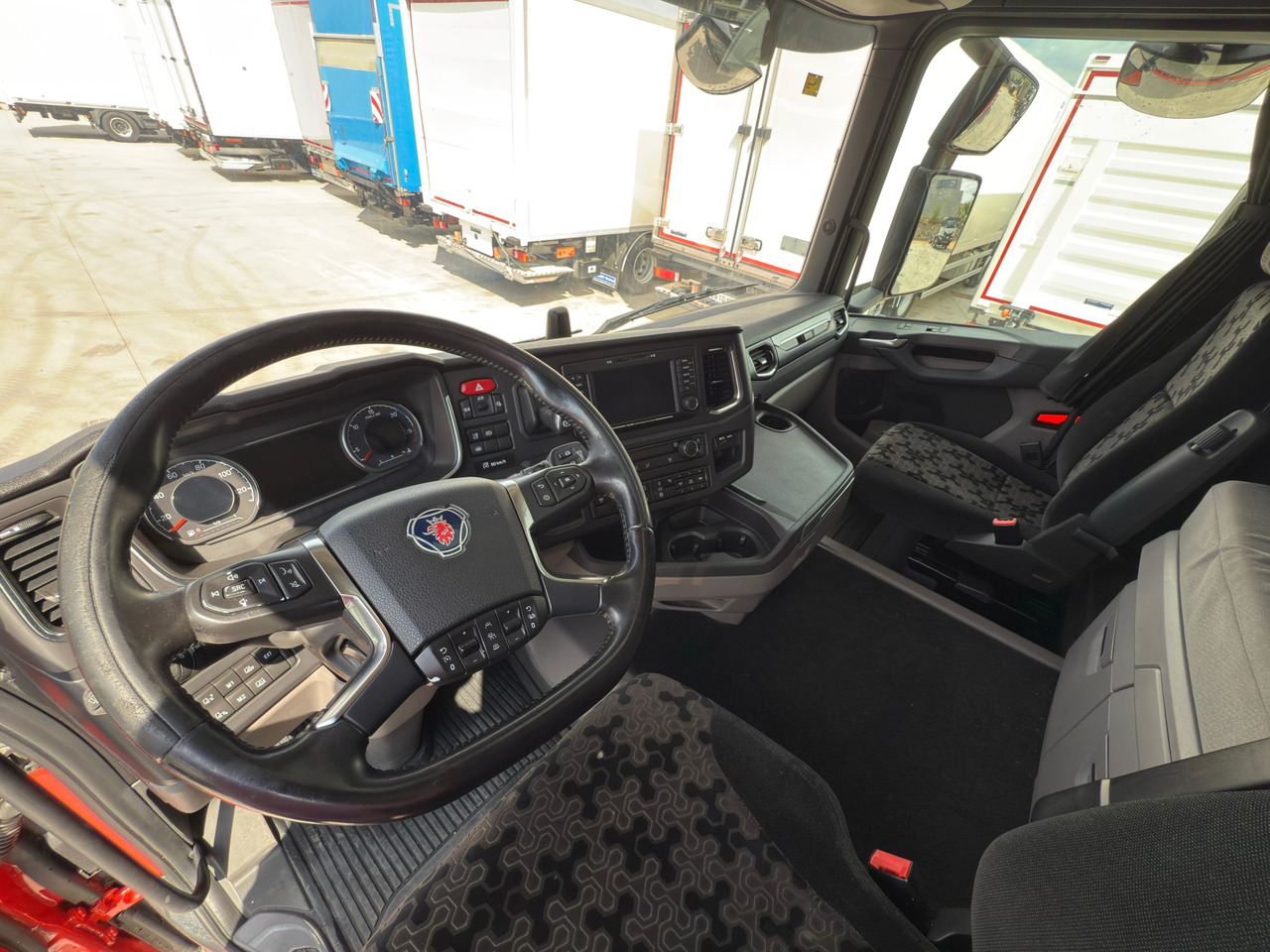 SCANIA R450 E6 (Tauliner) - Тентованный грузовик: фото 5 SCANIA R450 E6 (Tauliner) - Тентованный грузовик: фото 5
