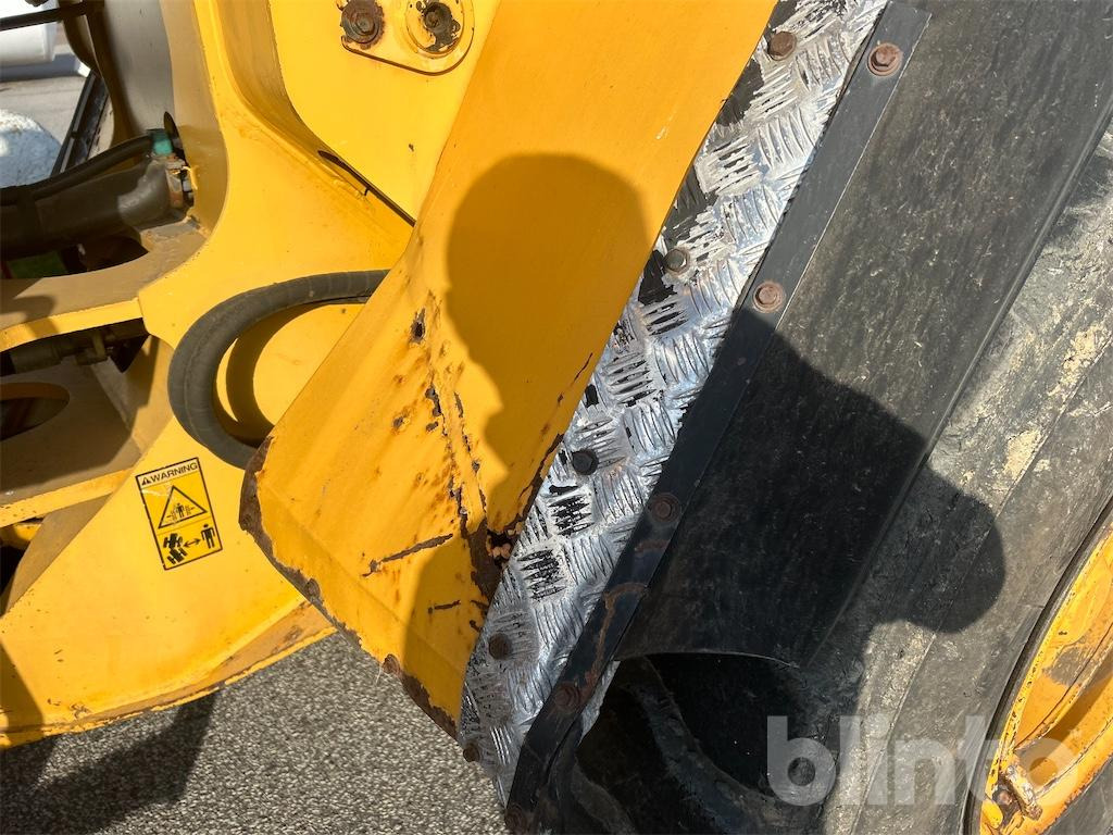 Колёсный погрузчик VOLVO L90D: фото 32