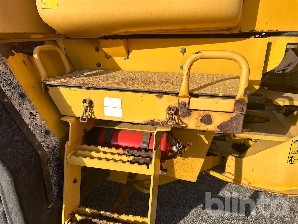 Колёсный погрузчик VOLVO L90D: фото 37