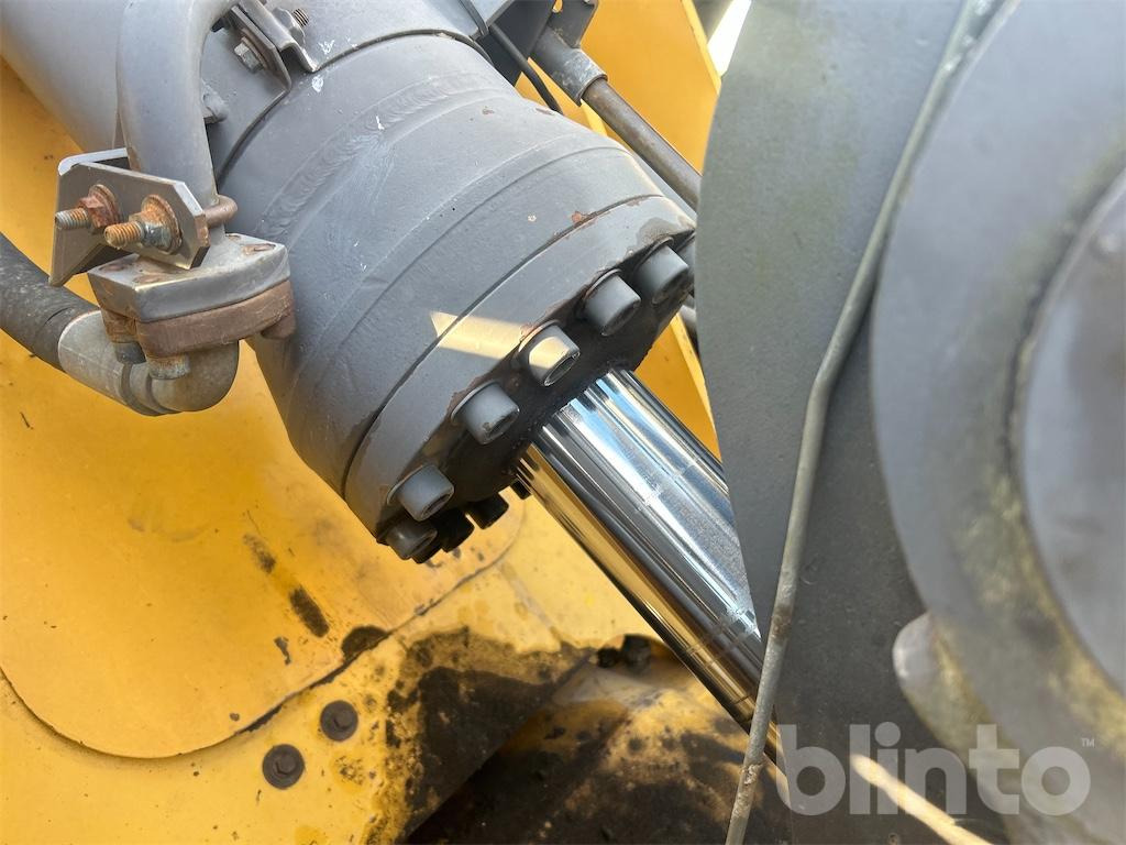 Колёсный погрузчик VOLVO L90D: фото 28