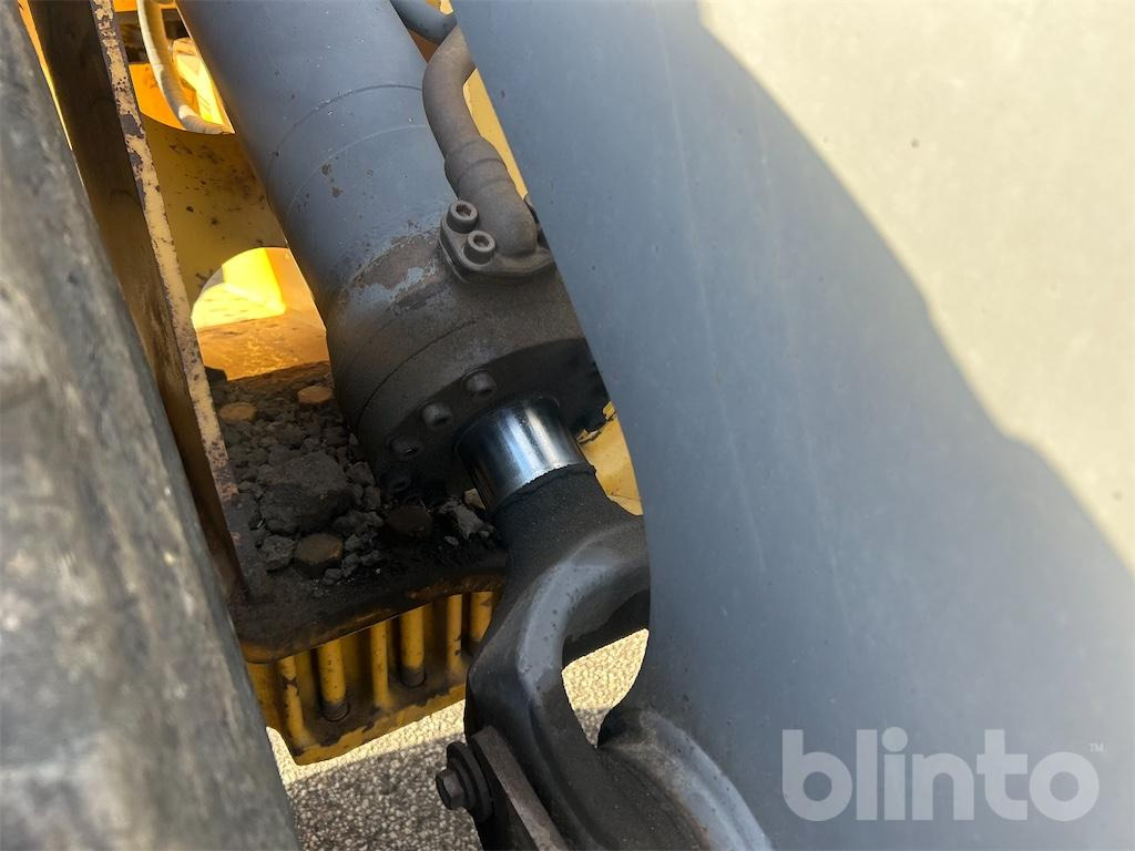 Колёсный погрузчик VOLVO L90D: фото 23