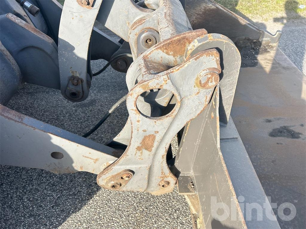 Колёсный погрузчик VOLVO L90D: фото 19