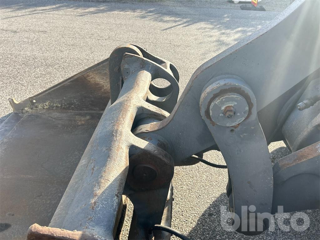 Колёсный погрузчик VOLVO L90D: фото 18