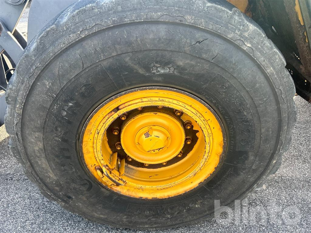 Колёсный погрузчик VOLVO L90D: фото 11