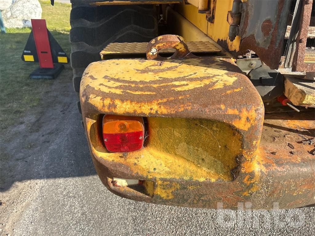 Колёсный погрузчик VOLVO L90D: фото 49