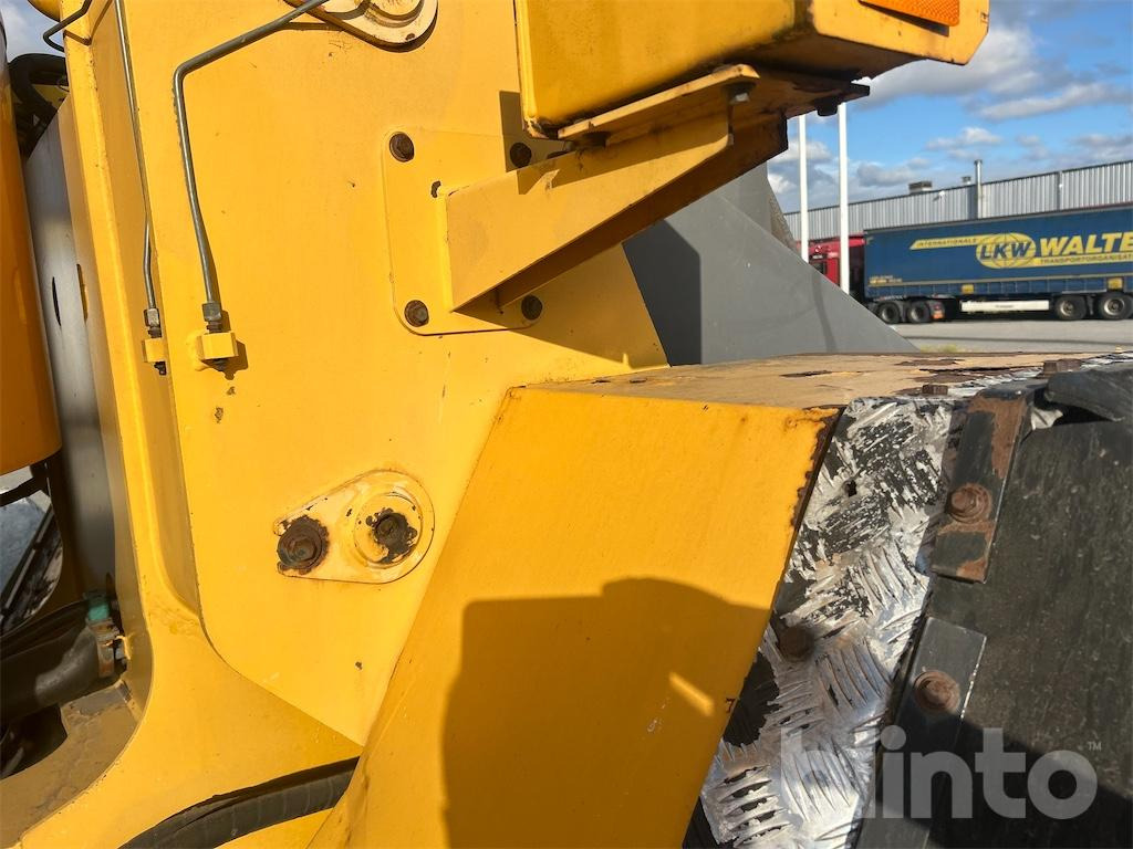 Колёсный погрузчик VOLVO L90D: фото 33